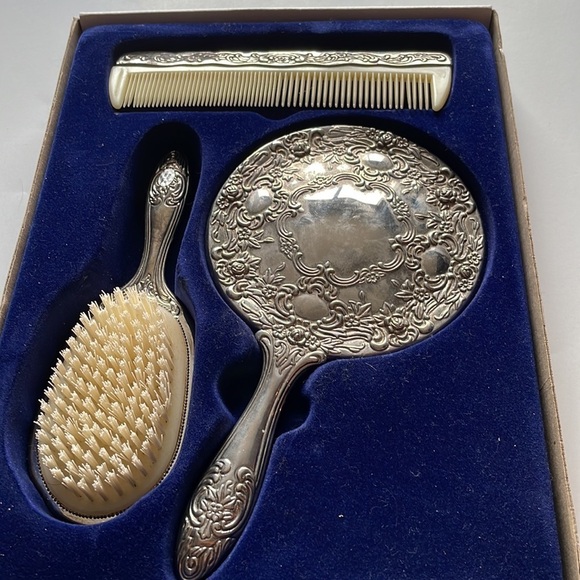 🪙 Vintage Elegance Silverware Silver Plate 3-Piece Dresser Set 🪙 - Picture 7 of 15